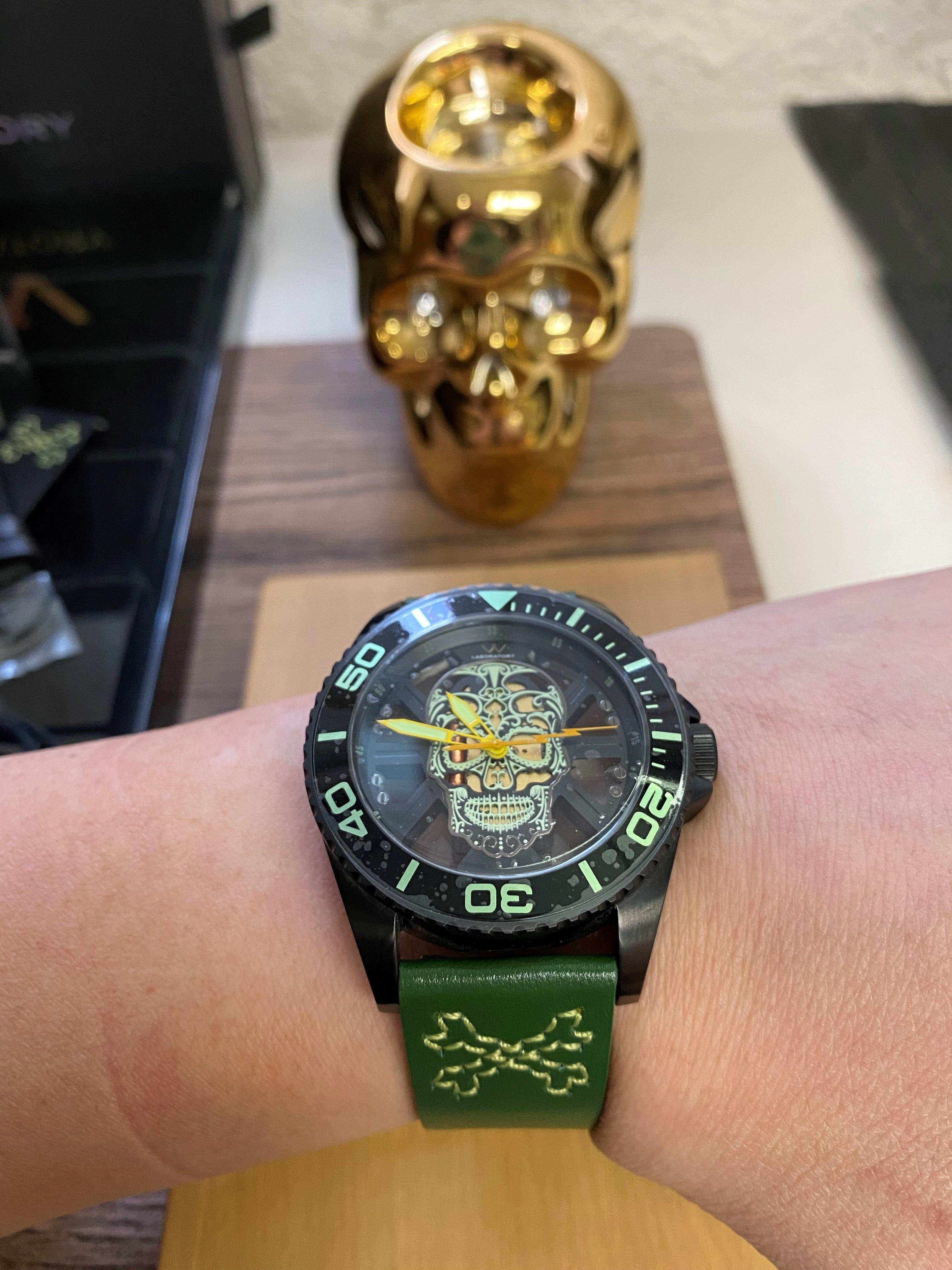 Hallow SKULL face watch - Black / Green
